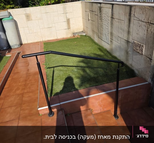 מעקה מתכת על מדרגות עם צל של אדם
